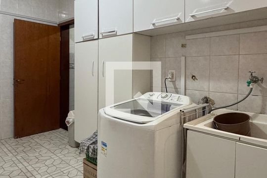 Área de Serviço de casa para alugar com 3 quartos, 300m² em Jardim Silveira, Barueri