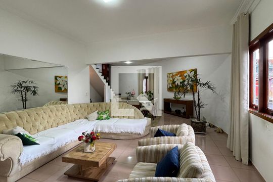 Casa para alugar com 3 quartos, 300m² em Jardim Silveira, Barueri
