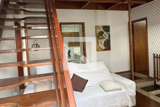 Escada de casa para alugar com 3 quartos, 300m² em Jardim Silveira, Barueri