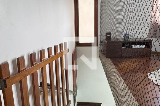 Escada de casa para alugar com 3 quartos, 300m² em Jardim Silveira, Barueri