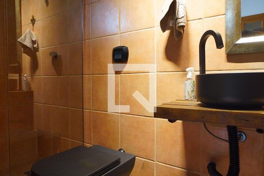 Banheiro garagem de casa de condomínio para alugar com 4 quartos, 380m² em Lagoa da Conceição, Florianópolis