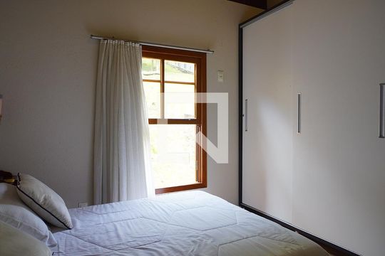 Quarto 2 de casa de condomínio para alugar com 4 quartos, 380m² em Lagoa da Conceição, Florianópolis