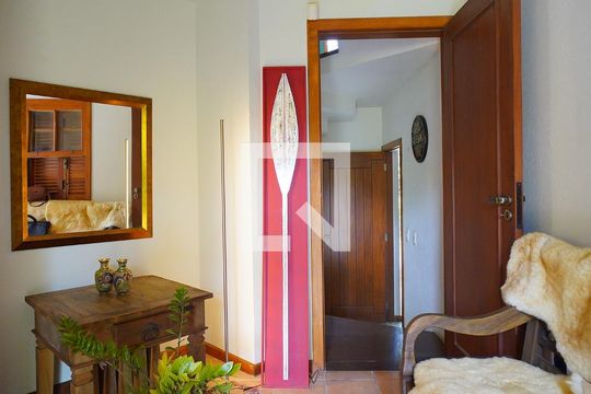 Entrada garagem de casa de condomínio para alugar com 4 quartos, 380m² em Lagoa da Conceição, Florianópolis