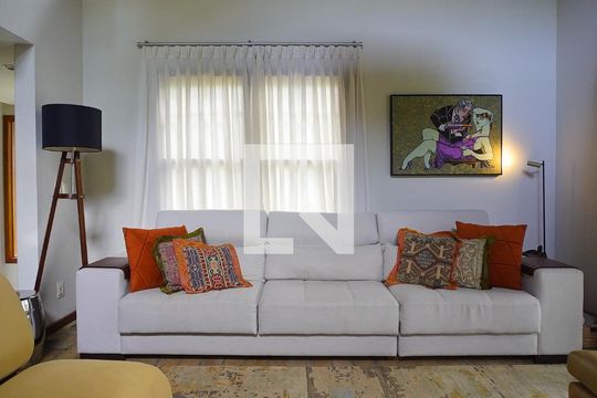 Sala de casa de condomínio para alugar com 4 quartos, 380m² em Lagoa da Conceição, Florianópolis