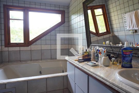 Banheiro da Suíte de casa de condomínio para alugar com 4 quartos, 380m² em Lagoa da Conceição, Florianópolis