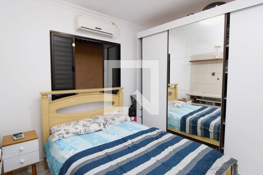Quarto 2 de casa para alugar com 3 quartos, 210m² em Vila Paiva, São Paulo
