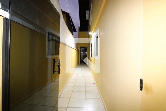 Corredor Lateral de casa para alugar com 3 quartos, 210m² em Vila Paiva, São Paulo