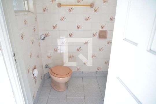 Banheiro de Serviço de casa à venda com 3 quartos, 150m² em Santa Terezinha, Santo André