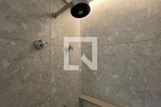 Banheiro de kitnet/studio para alugar com 1 quarto, 30m² em Cerqueira César, São Paulo