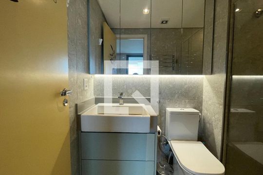 Banheiro de kitnet/studio para alugar com 1 quarto, 30m² em Cerqueira César, São Paulo