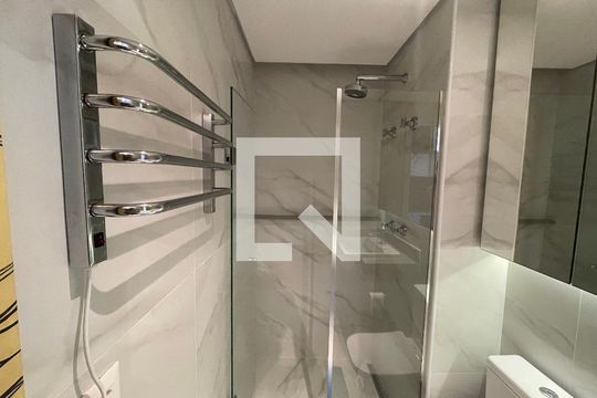 Banheiro de kitnet/studio para alugar com 1 quarto, 30m² em Cerqueira César, São Paulo