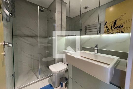 Banheiro de kitnet/studio para alugar com 1 quarto, 30m² em Cerqueira César, São Paulo