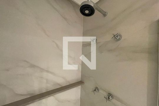 Banheiro de kitnet/studio para alugar com 1 quarto, 30m² em Cerqueira César, São Paulo