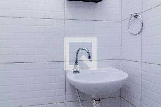 Banheiro de kitnet/studio para alugar com 1 quarto, 22m² em Vila Aricanduva, São Paulo