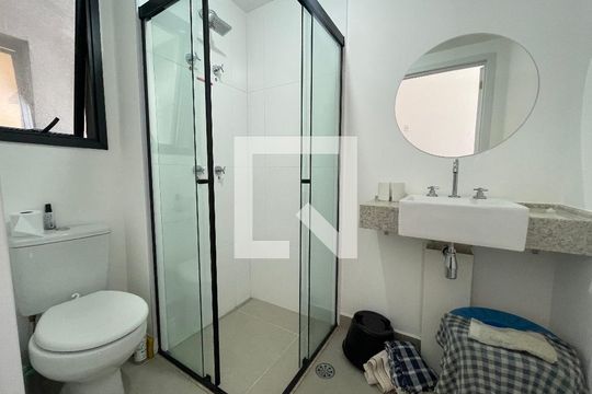 Banheiro de kitnet/studio à venda com 1 quarto, 25m² em Pinheiros, São Paulo