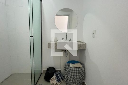 Banheiro de kitnet/studio à venda com 1 quarto, 25m² em Pinheiros, São Paulo