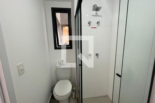Banheiro de kitnet/studio à venda com 1 quarto, 25m² em Pinheiros, São Paulo