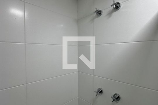 Banheiro de kitnet/studio para alugar com 1 quarto, 32m² em Jardim das Acacias, São Paulo