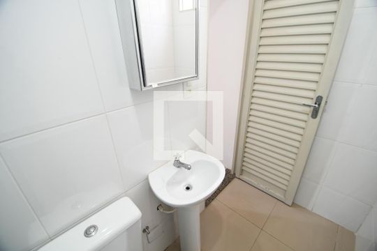 Banheiro de kitnet/studio para alugar com 1 quarto, 30m² em Cidade Universitária, Campinas