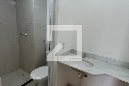 Banheiro de apartamento para alugar com 1 quarto, 35m² em Todos Os Santos, Rio de Janeiro