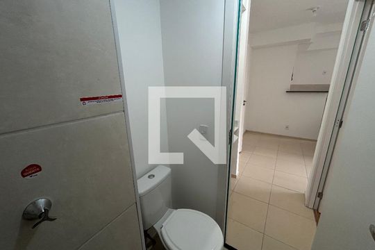 Banheiro de apartamento para alugar com 1 quarto, 35m² em Todos Os Santos, Rio de Janeiro