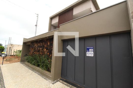 Fachada e Placa de casa para alugar com 5 quartos, 270m² em Novo Mundo, Uberlândia