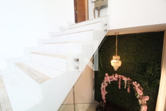 Escada de casa para alugar com 5 quartos, 270m² em Novo Mundo, Uberlândia