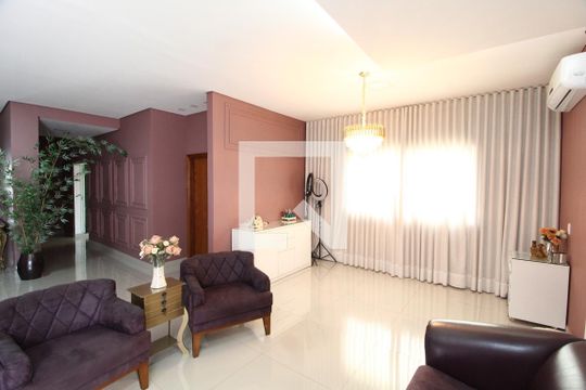 Casa para alugar com 5 quartos, 270m² em Novo Mundo, Uberlândia
