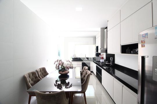 Cozinha de casa para alugar com 5 quartos, 270m² em Novo Mundo, Uberlândia