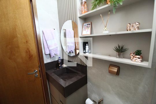 Banheiro do Quarto 4 de casa para alugar com 5 quartos, 270m² em Novo Mundo, Uberlândia