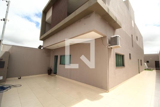Área Externa de casa para alugar com 5 quartos, 270m² em Novo Mundo, Uberlândia