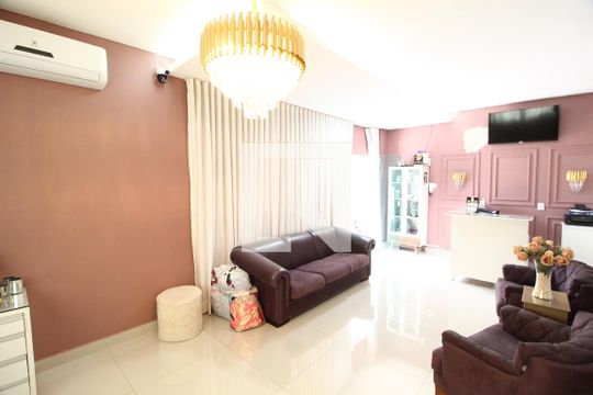 Sala de casa para alugar com 5 quartos, 270m² em Novo Mundo, Uberlândia