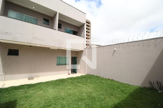 Quintal de casa para alugar com 5 quartos, 270m² em Novo Mundo, Uberlândia