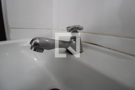 Banheiro de kitnet/studio para alugar com 1 quarto, 30m² em Cidade Universitária, Campinas