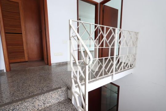 Hall da escada de casa para alugar com 3 quartos, 278m² em Aclimação, São Paulo