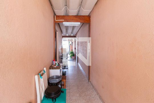 Corredor de casa à venda com 4 quartos, 225m² em Quitaúna, Osasco