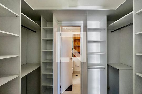Closet Suíte de apartamento para alugar com 3 quartos, 117m² em Santo Amaro, São Paulo