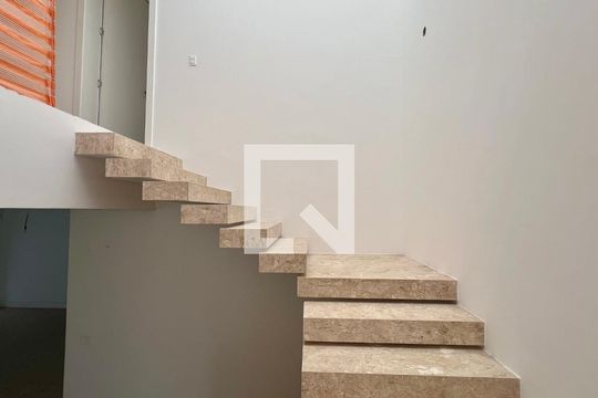 Escada acesso aos quartos de casa à venda com 4 quartos, 845m² em Chácara Santo Antônio (zona Sul), São Paulo