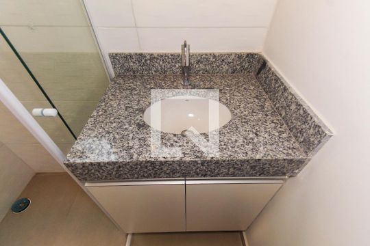 Banheiro de casa de condomínio para alugar com 1 quarto, 38m² em Chácara Mafalda, São Paulo