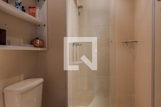 Banheiro de apartamento para alugar com 2 quartos, 63m² em Vila Ipiranga, Porto Alegre