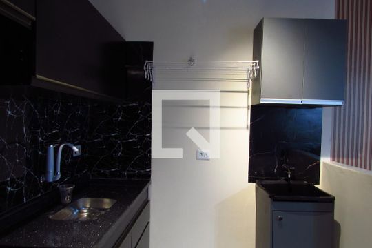 Cozinha de apartamento para alugar com 1 quarto, 32m² em Jardim Ivana, São Paulo