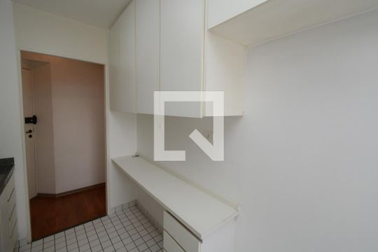 Cozinha de apartamento para alugar com 3 quartos, 71m² em Jardim Luanda, São Paulo