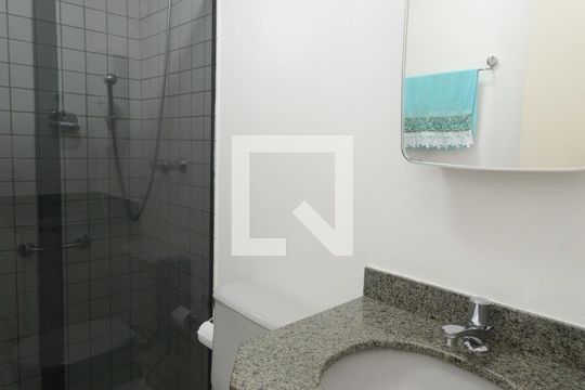 Banheiro de apartamento para alugar com 3 quartos, 71m² em Jardim Luanda, São Paulo