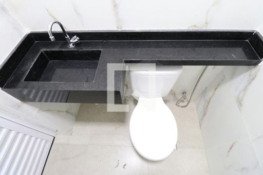 Detalhe do banheiro de kitnet/studio para alugar com 1 quarto, 18m² em Vila Romana, São Paulo