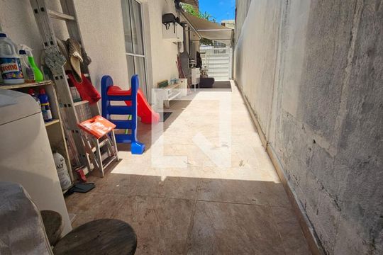 Quintal de casa à venda com 2 quartos, 125m² em Santa Maria, Osasco