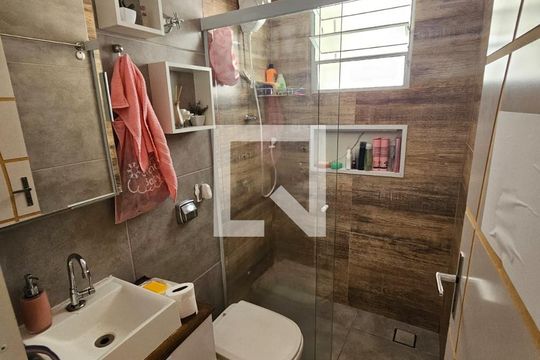 Banheiro de casa à venda com 2 quartos, 125m² em Santa Maria, Osasco