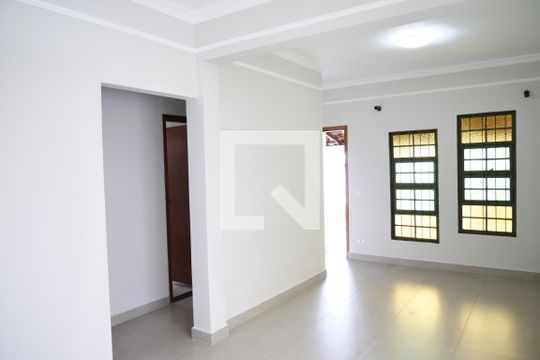 Casa para alugar com 4 quartos, 320m² em Saraiva, Uberlândia