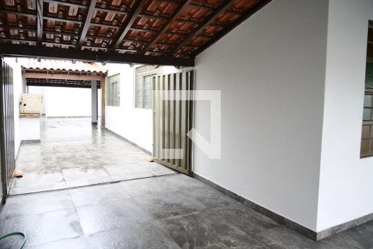 Corredor de casa para alugar com 4 quartos, 320m² em Saraiva, Uberlândia
