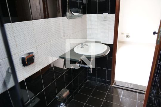 Banheiro do Quarto 3 de casa para alugar com 4 quartos, 320m² em Saraiva, Uberlândia
