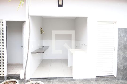 Área de Serviço de casa para alugar com 4 quartos, 320m² em Saraiva, Uberlândia